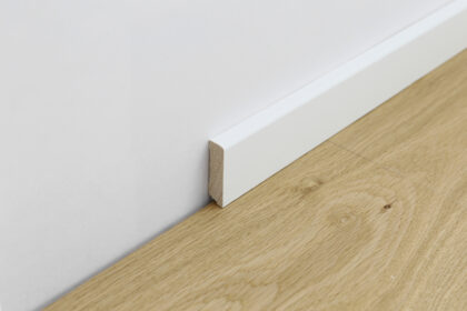 Dřevěná bílá obvodová lišta Döllken Cubica Wood 11 × 40 × 2400 mm, masiv