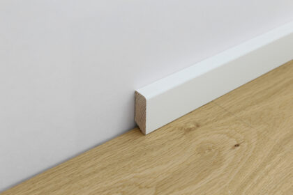  Dřevěná bílá obvodová lišta Döllken Cubica Wood 16 × 40 × 2400 mm, masiv