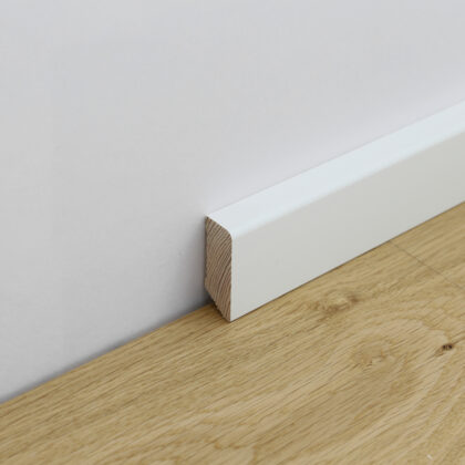  Dřevěná bílá obvodová lišta Döllken Cubica Wood 16 × 40 × 2400 mm, masiv