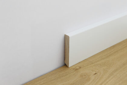 Dřevěná bílá obvodová lišta Döllken Cubica Wood 16 × 80 × 2400 mm, masiv