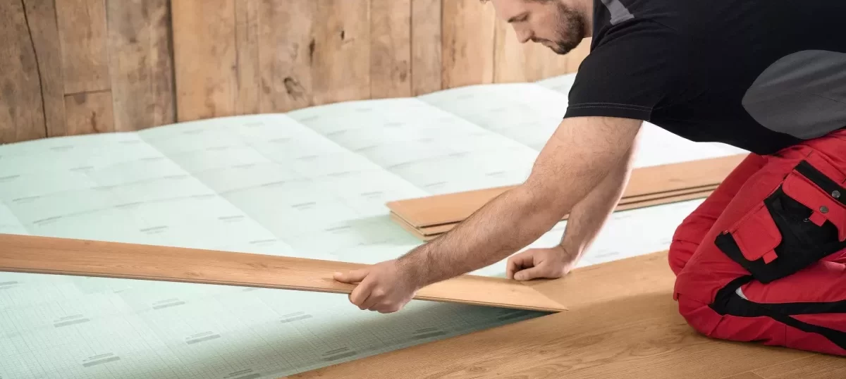 Jak správně položit laminátovou plovoucí podlahu krok za krokem